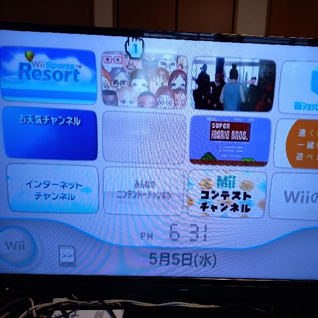 Wii(ウィー)のwii本体(スーパーマリオ25周年)及び付属品、リモコン3本、ソフト9本、 エンタメ/ホビーのゲームソフト/ゲーム機本体(家庭用ゲーム機本体)の商品写真