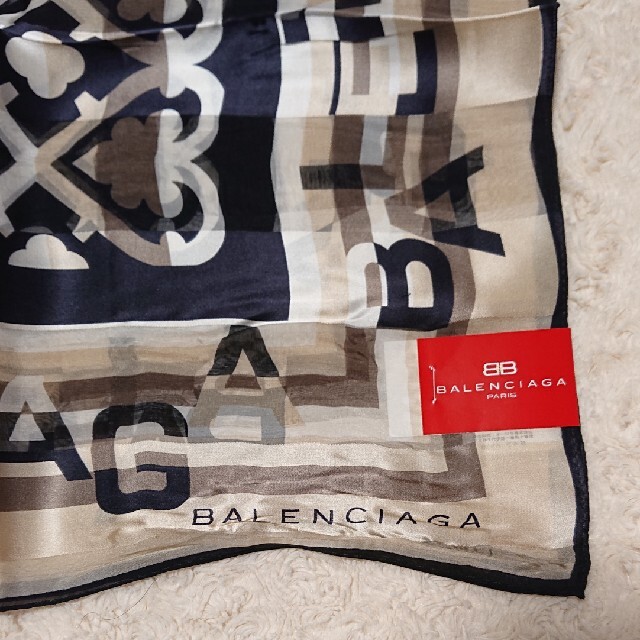 Balenciaga(バレンシアガ)の《未使用》シルク100% BALENCIAGA 85㎝×85㎝ スカーフ レディースのファッション小物(バンダナ/スカーフ)の商品写真