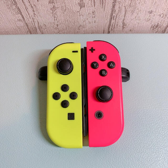 Nintendo Switch(ニンテンドースイッチ)の美品 人気カラー ピンク イエロー Switch 左右セット ジョイコン エンタメ/ホビーのゲームソフト/ゲーム機本体(その他)の商品写真