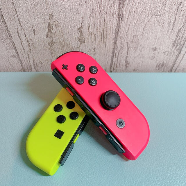 Nintendo Switch(ニンテンドースイッチ)の美品 人気カラー ピンク イエロー Switch 左右セット ジョイコン エンタメ/ホビーのゲームソフト/ゲーム機本体(その他)の商品写真