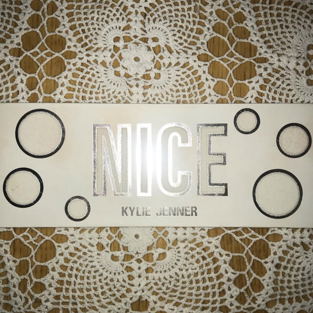 Kylie Cosmetics(カイリーコスメティックス)のKylie Cosmetic"Nice Eyeshadow"アイシャドウパレット コスメ/美容のベースメイク/化粧品(アイシャドウ)の商品写真