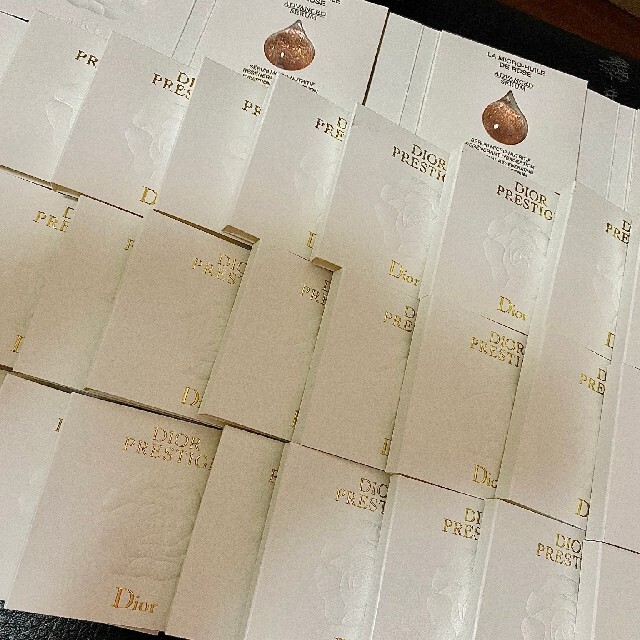 Dior(ディオール)のプレステージ　マイクロ　ユイルドローズ　セラム　美容液　30ml コスメ/美容のスキンケア/基礎化粧品(美容液)の商品写真