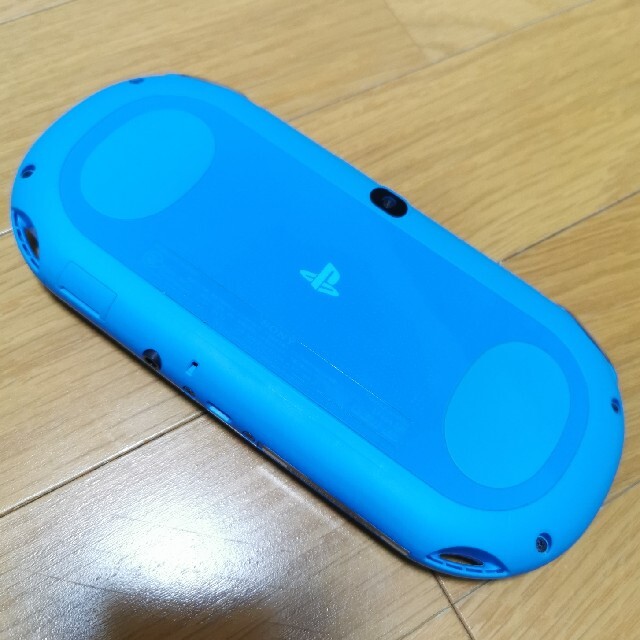 PlayStation Vita(プレイステーションヴィータ)のPS vita PCH-2000 本体 マイクラ付 エンタメ/ホビーのゲームソフト/ゲーム機本体(携帯用ゲーム機本体)の商品写真