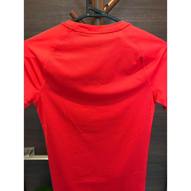 UNDER ARMOUR(アンダーアーマー)の2♦︎新品　新価格　アンダーアーマー　アンダーシャツ　丸首　半袖　Sサイズ　赤 スポーツ/アウトドアの野球(ウェア)の商品写真