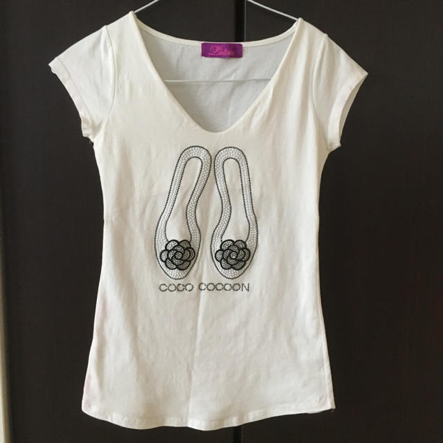 ANAP Latina(アナップラティーナ)のANAP LATINA ローズ シューズ ストーン Tシャツ 古着 レディースのトップス(Tシャツ(半袖/袖なし))の商品写真