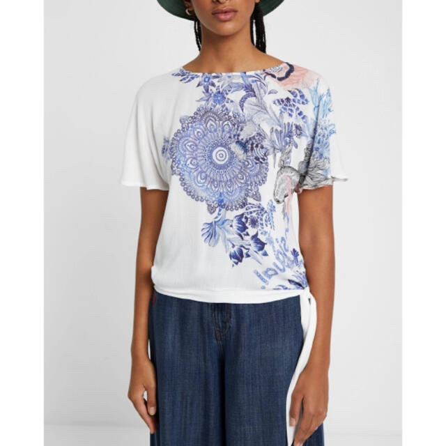 新品✨タグ付き♪定価8,900円デシグアル　繊細な花柄モチーフTシャツ　M