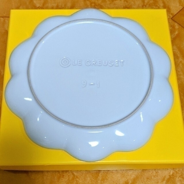 LE CREUSET(ルクルーゼ)のLECREUSET ルクルーゼフリルプレートパウダーピンク💓22cm/新品未使 インテリア/住まい/日用品のキッチン/食器(食器)の商品写真