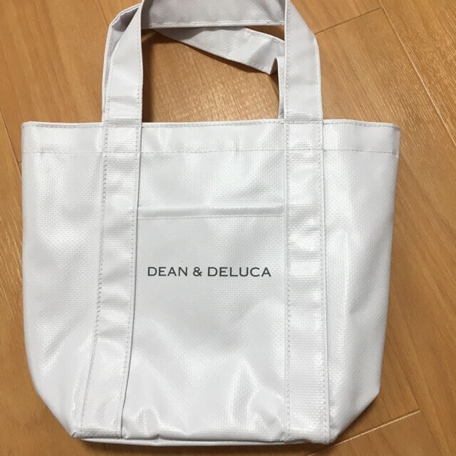 DEAN & DELUCA(ディーンアンドデルーカ)の新品未使用☆ディーンアンドデルーカ☆マーケットトートSサイズ白 レディースのバッグ(トートバッグ)の商品写真