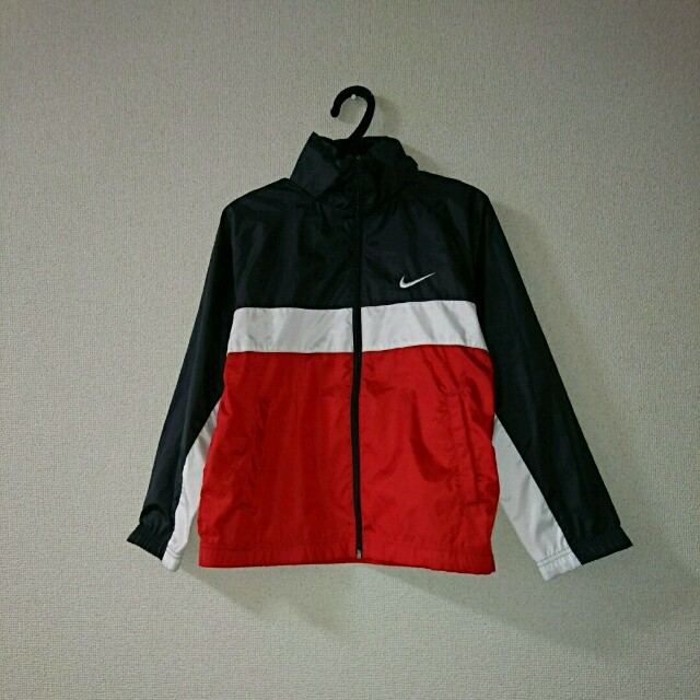 NIKE(ナイキ)のNIKEナイキ/キッズ ウインドブレーカー Ｓ130-140 キッズ/ベビー/マタニティのキッズ服男の子用(90cm~)(ジャケット/上着)の商品写真