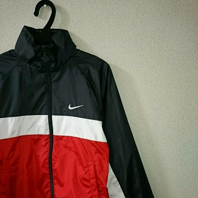 NIKE(ナイキ)のNIKEナイキ/キッズ ウインドブレーカー Ｓ130-140 キッズ/ベビー/マタニティのキッズ服男の子用(90cm~)(ジャケット/上着)の商品写真