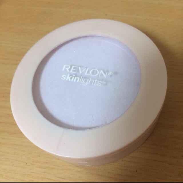 REVLON(レブロン)のレブロン スキンライト プレストパウダー 104 コスメ/美容のベースメイク/化粧品(フェイスパウダー)の商品写真