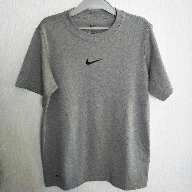 NIKE(ナイキ)のNIKE   DryFit Tシャツ  XSサイズ キッズ/ベビー/マタニティのキッズ服男の子用(90cm~)(Tシャツ/カットソー)の商品写真