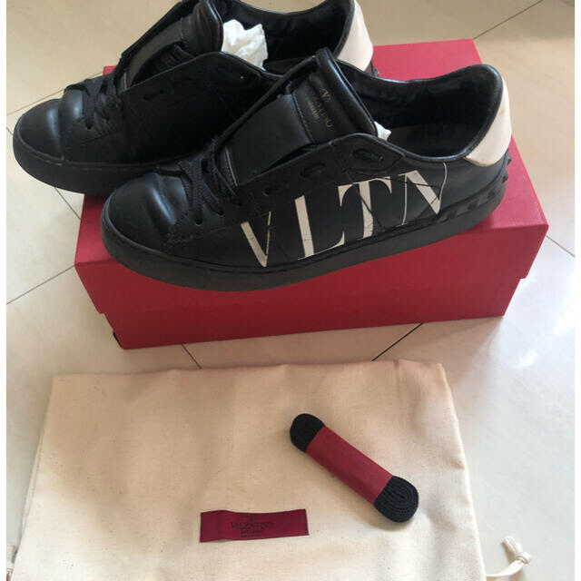 GIANNI VALENTINO(ジャンニバレンチノ)のバレンティノ　VLTN スニーカー レディースの靴/シューズ(スニーカー)の商品写真