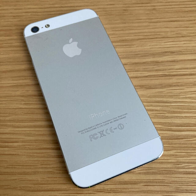 Apple(アップル)のiPhone5 本体 au 16GB スマホ/家電/カメラのスマートフォン/携帯電話(スマートフォン本体)の商品写真