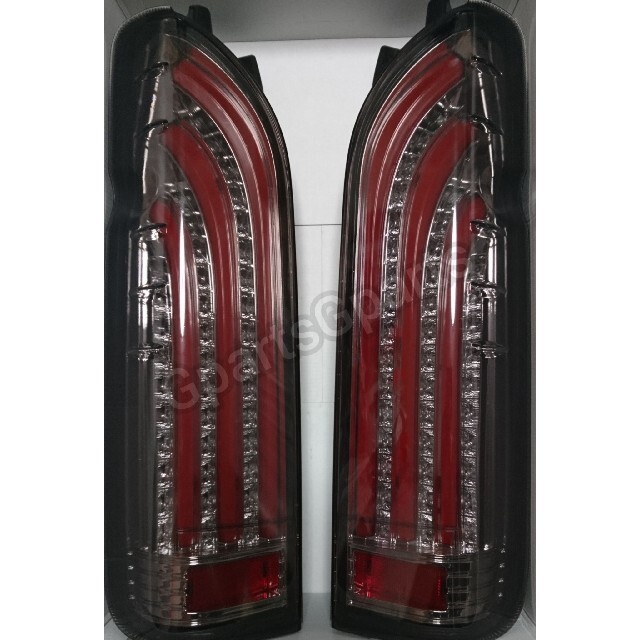 ハイエース200 LEDテールランプ シーケンシャルウインカー スモークタイプ 自動車/バイクの自動車(車種別パーツ)の商品写真