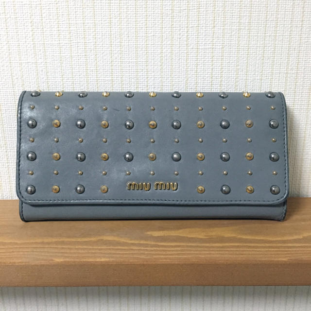 ▷miumiu スタッズ付き長財布 - 財布