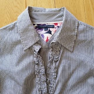 トミーヒルフィガー(TOMMY HILFIGER)のトミーヒルフィガー　フリルシャツ　ストライプ(シャツ/ブラウス(長袖/七分))