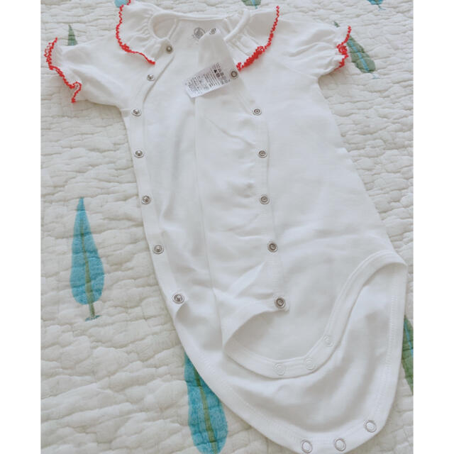 PETIT BATEAU(プチバトー)の♡美品♡プチバトー♡フリル衿付半袖ボディ♡ キッズ/ベビー/マタニティのベビー服(~85cm)(ロンパース)の商品写真