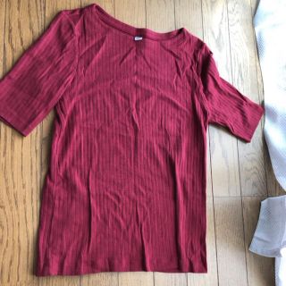 ユニクロ(UNIQLO)の✭最終値下げ✭UNIQLO 半袖トップス　えんじ色　朱色(カットソー(半袖/袖なし))