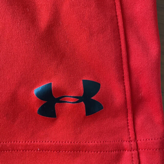 UNDER ARMOUR(アンダーアーマー)のアンダーアーマー　ハーフパンツ　YLG 150 キッズ/ベビー/マタニティのキッズ服男の子用(90cm~)(パンツ/スパッツ)の商品写真