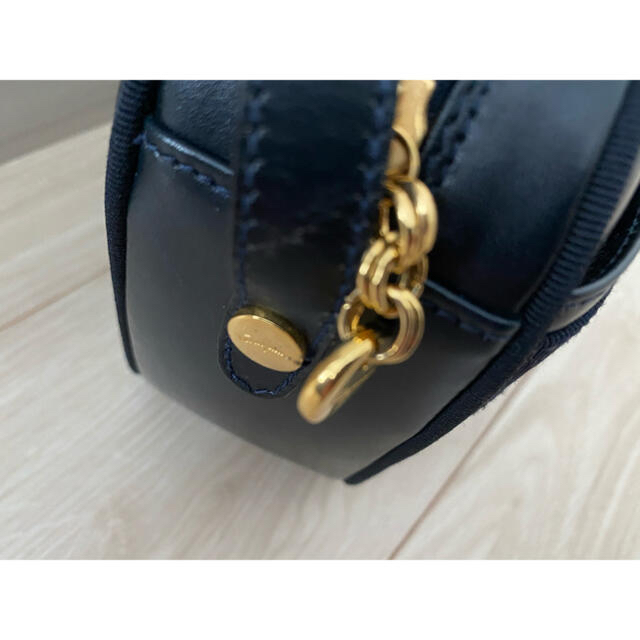 Salvatore Ferragamo(サルヴァトーレフェラガモ)の美品 サルヴァトーレフェラガモ　ヴァラ　ショルダーバック　ゴールド金具 レディースのバッグ(ショルダーバッグ)の商品写真