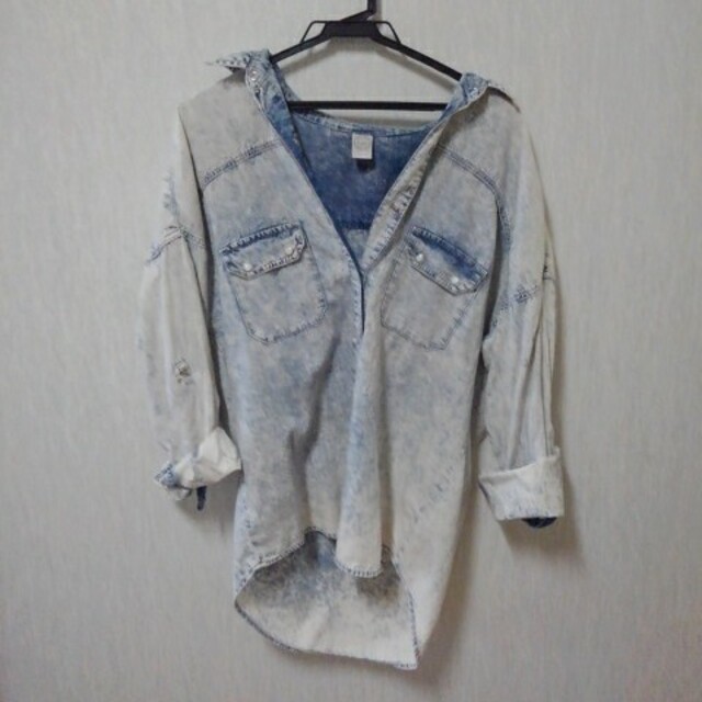 Bershka(ベルシュカ)の【mei様専用】Bershkaデニムシャツ レディースのトップス(シャツ/ブラウス(長袖/七分))の商品写真