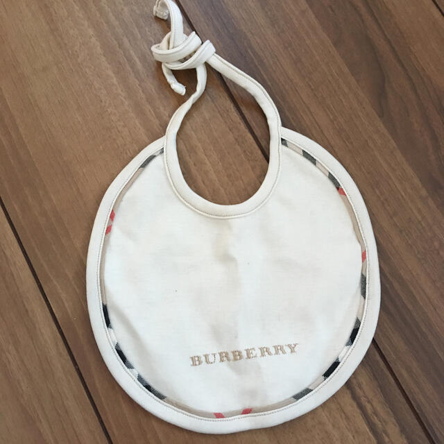 BURBERRY(バーバリー)の値下げ 即決価格です バーバリー スタイ  キッズ/ベビー/マタニティのこども用ファッション小物(ベビースタイ/よだれかけ)の商品写真