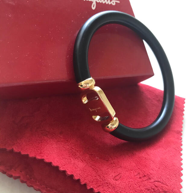 Salvatore Ferragamo(サルヴァトーレフェラガモ)のFerragamo バングル ブラック レディースのアクセサリー(ブレスレット/バングル)の商品写真