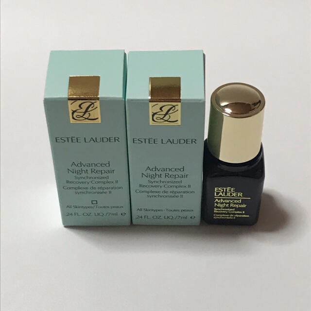 Estee Lauder(エスティローダー)のESTEE LAUDER  エスティ ローダー　ポーチ&ミニサイズ化粧品セット コスメ/美容のスキンケア/基礎化粧品(その他)の商品写真