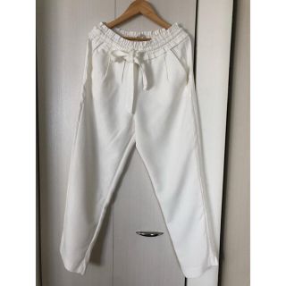 ザラ(ZARA)の新品未使用　zara 白パンツ(カジュアルパンツ)