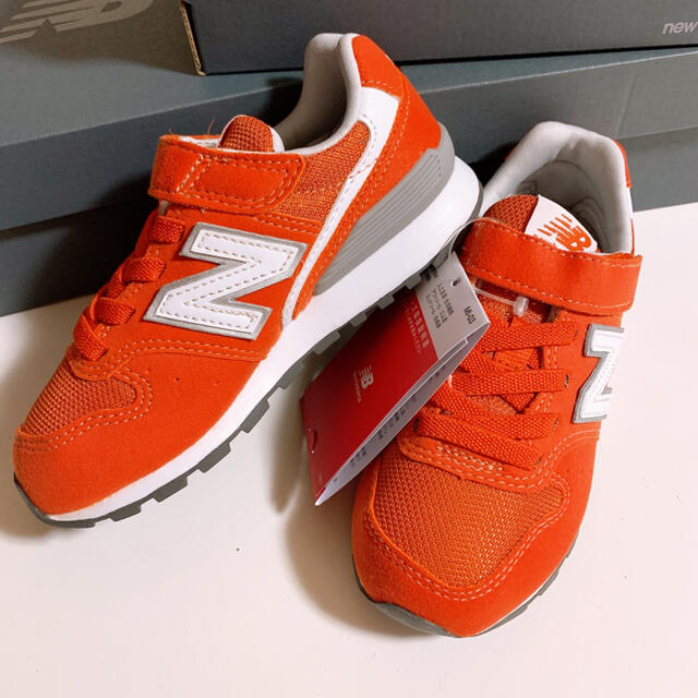 New Balance(ニューバランス)の18.0 新品　ニューバランス　スニーカー　996 オレンジ　キッズ　ジュニア キッズ/ベビー/マタニティのキッズ靴/シューズ(15cm~)(スニーカー)の商品写真