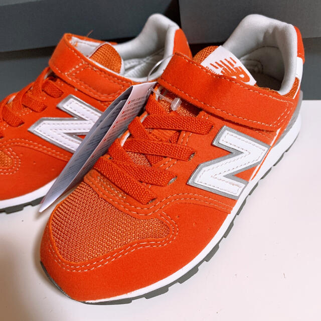 New Balance(ニューバランス)の18.0 新品　ニューバランス　スニーカー　996 オレンジ　キッズ　ジュニア キッズ/ベビー/マタニティのキッズ靴/シューズ(15cm~)(スニーカー)の商品写真