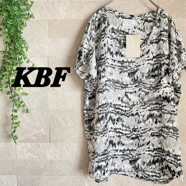 KBF(ケービーエフ)の【新品】KBF Tシャツ　ブラウス　シャツ　迷彩柄　アーバンリサーチ レディースのトップス(Tシャツ(半袖/袖なし))の商品写真