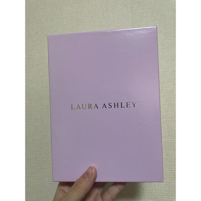 LAURA ASHLEY(ローラアシュレイ)の☆新品・未使用！ローラーシュレイ ハンドタオルandポーチ セット！ レディースのファッション小物(ハンカチ)の商品写真