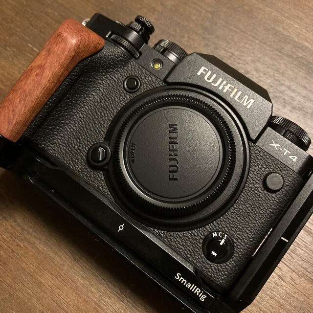 富士フイルム(フジフイルム)のFUJIFILM X-T4 ボディ ブラック  small rig付き スマホ/家電/カメラのカメラ(ミラーレス一眼)の商品写真