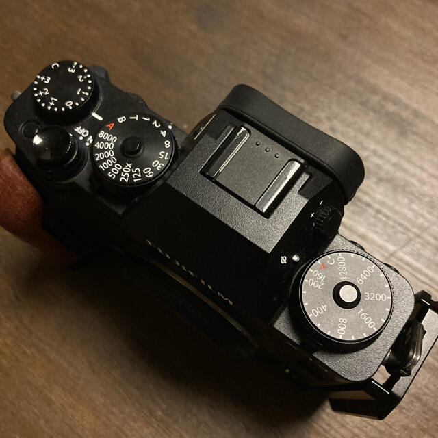 富士フイルム(フジフイルム)のFUJIFILM X-T4 ボディ ブラック  small rig付き スマホ/家電/カメラのカメラ(ミラーレス一眼)の商品写真