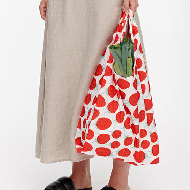 marimekko(マリメッコ)のmarimekko マリメッコ　Mansikka イチゴ柄エコバッグ　新品送料込 レディースのバッグ(エコバッグ)の商品写真