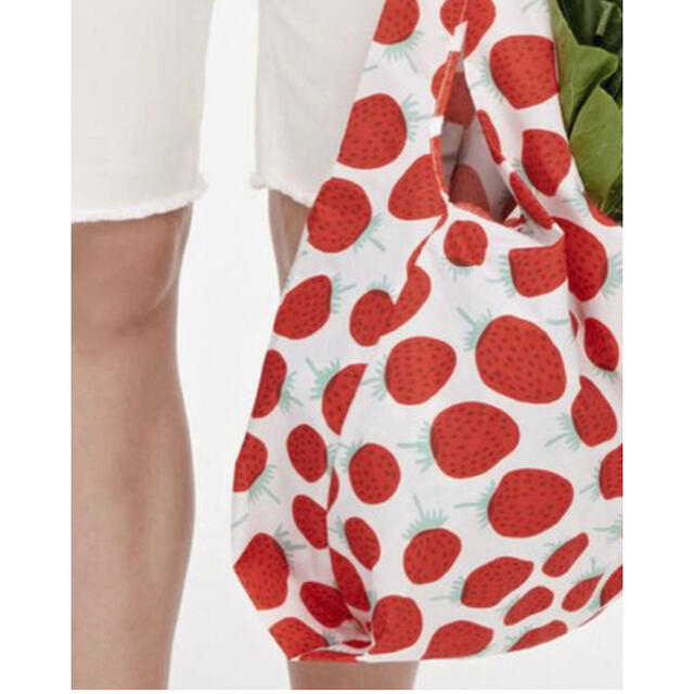 marimekko(マリメッコ)のmarimekko マリメッコ　Mansikka イチゴ柄エコバッグ　新品送料込 レディースのバッグ(エコバッグ)の商品写真