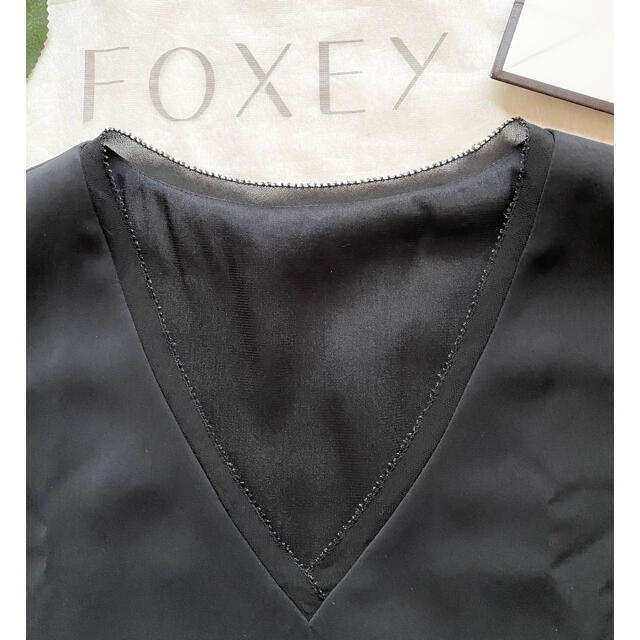 FOXEY(フォクシー)の現行ロゴ✨FOXEYパリジェンヌトップス38 レディースのトップス(シャツ/ブラウス(半袖/袖なし))の商品写真