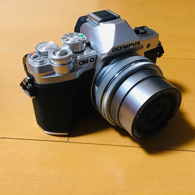 OLYMPUS(オリンパス)のOLYMPUS OM-D EM10 Mark3 EZダブルズームキット スマホ/家電/カメラのカメラ(ミラーレス一眼)の商品写真