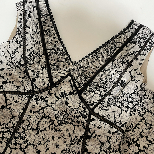 レディースherlipto Lace Trimmed Floral Dress