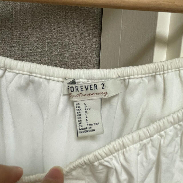 FOREVER 21(フォーエバートゥエンティーワン)のForever21 オフショルダー レディースのトップス(シャツ/ブラウス(半袖/袖なし))の商品写真