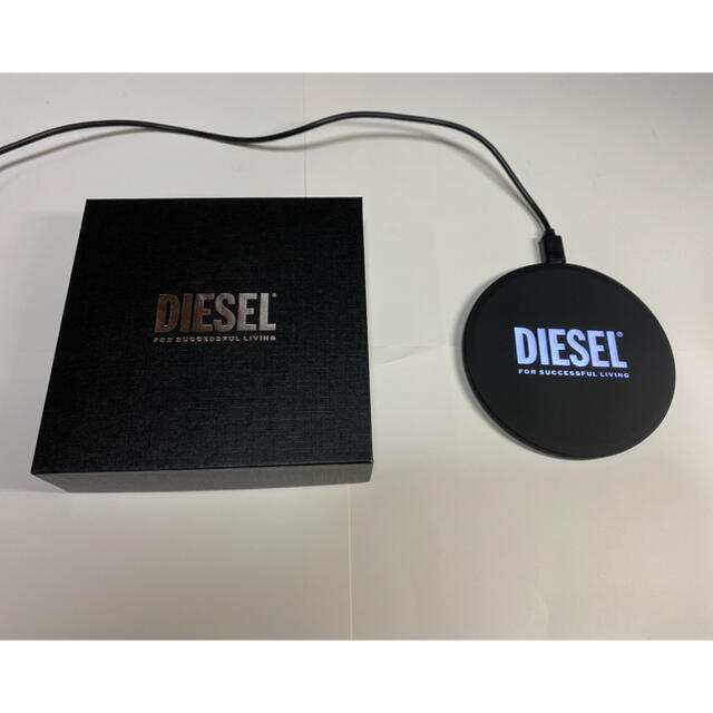 DIESEL(ディーゼル)の【再値下げ】<非売品> DIESEL（ディーゼル）　ワイヤレス充電器 スマホ/家電/カメラのスマートフォン/携帯電話(バッテリー/充電器)の商品写真