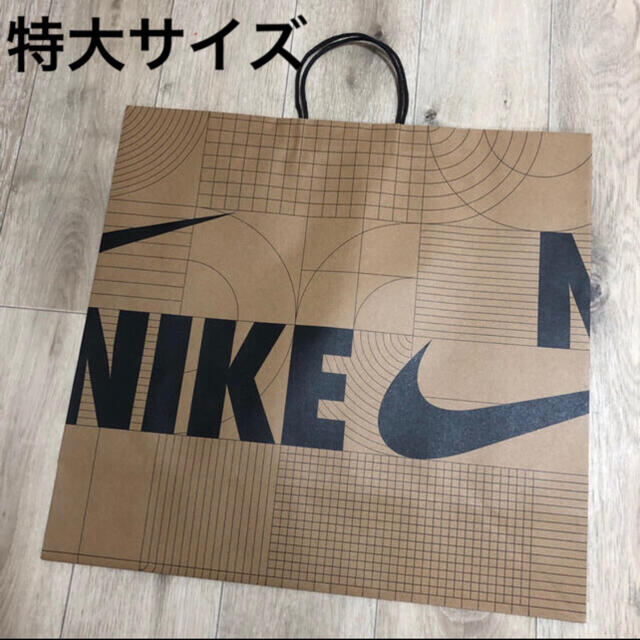 NIKE(ナイキ)の特大サイズ 紙袋　ナイキ ショッパー 袋 梱包資材　ナイキ紙袋　プレゼント包装 レディースのバッグ(ショップ袋)の商品写真