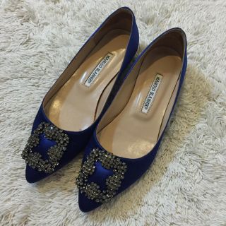 マノロブラニク(MANOLO BLAHNIK)のマノロブラニク ブルーサテンビジュー(ハイヒール/パンプス)