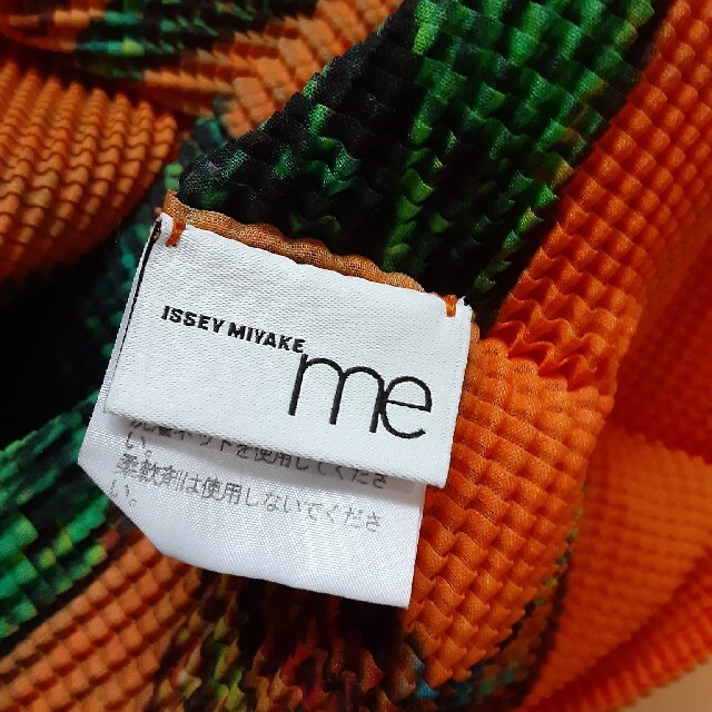 ISSEY MIYAKE(イッセイミヤケ)のme by ISSEY MIYAKEプロテアオレンジトップ横尾美美 レディースのトップス(カットソー(半袖/袖なし))の商品写真