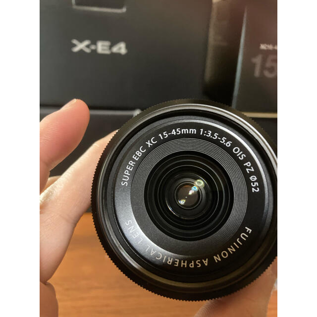 富士フイルム(フジフイルム)のFUJIFILM X-E4 レンズキット　社外バッテリー付き スマホ/家電/カメラのカメラ(ミラーレス一眼)の商品写真