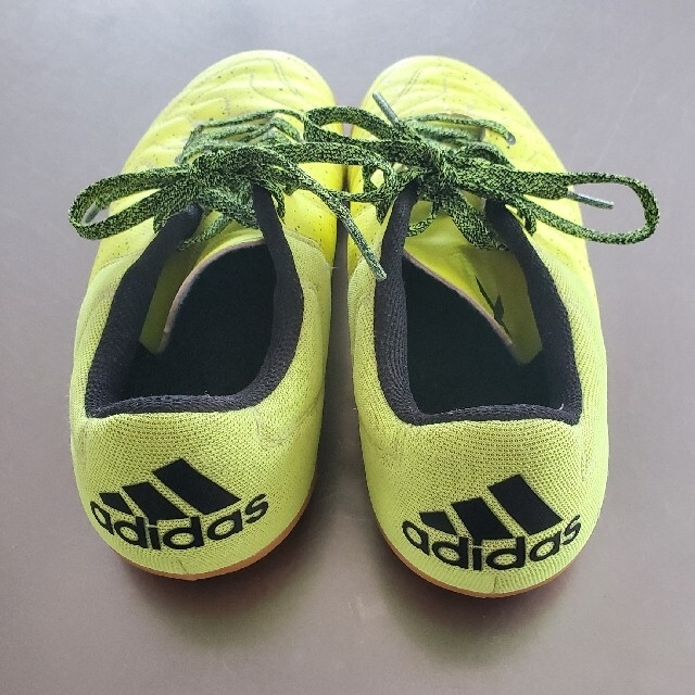 adidas(アディダス)のフットサルシューズ　23.0cm スポーツ/アウトドアのサッカー/フットサル(シューズ)の商品写真