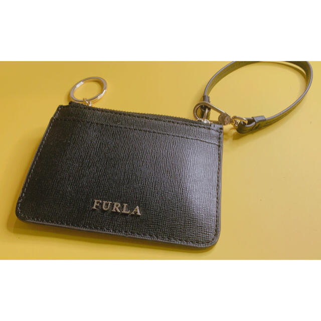 Furla(フルラ)の【美品】FURLA フルラ　定期入れ　パスケース　黒　ブラック レディースのファッション小物(名刺入れ/定期入れ)の商品写真