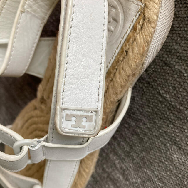 Tory Burch(トリーバーチ)のトリーバーチ   白いサンダル　(6)22.5くらい レディースの靴/シューズ(サンダル)の商品写真